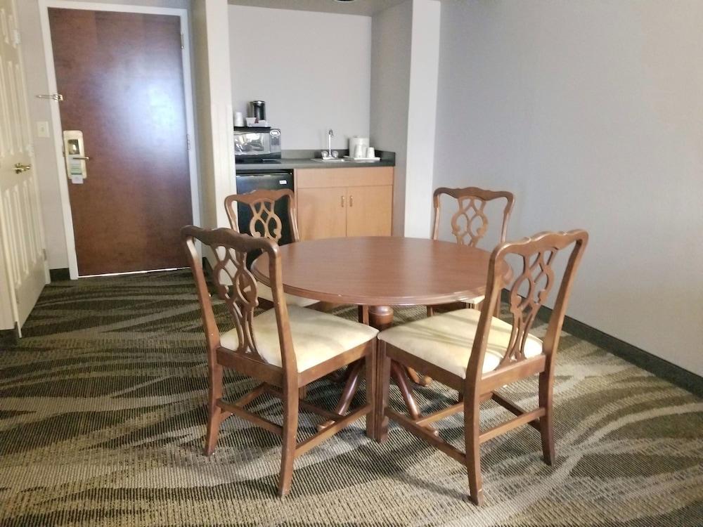 Wingate By Wyndham Raleigh / Airport