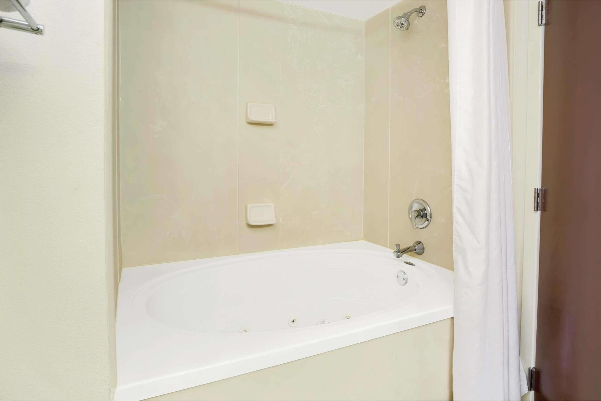 Wingate By Wyndham Raleigh / Airport Hotel